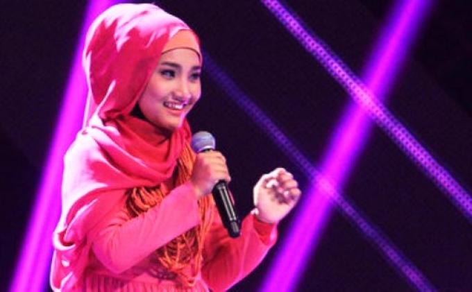 Fatin Shidqia Lubis dengan busana hijabnya.