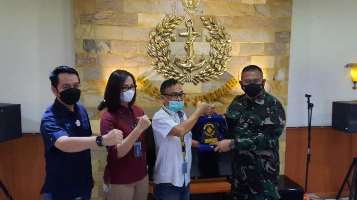 Ketua FKD Kompas Gramedia Manado Joko Santoso menerima cinderamata dari Danlantamal VIII Brigjen TNI (Mar) I Wayan Ariwijaya, S.E., CFrA di Mako Lantamal VIII, Kota Manado, Sulut, Kamis (8/4/2021)