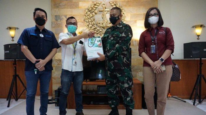FKD Kompas Gramedia Manado audiens dengan Danlantamal VIII Brigjen TNI (Mar) I Wayan Ariwijaya, S.E., CFrA di Mako Lantamal VIII, Kota Manado, Sulut, Kamis (8/4/2021)