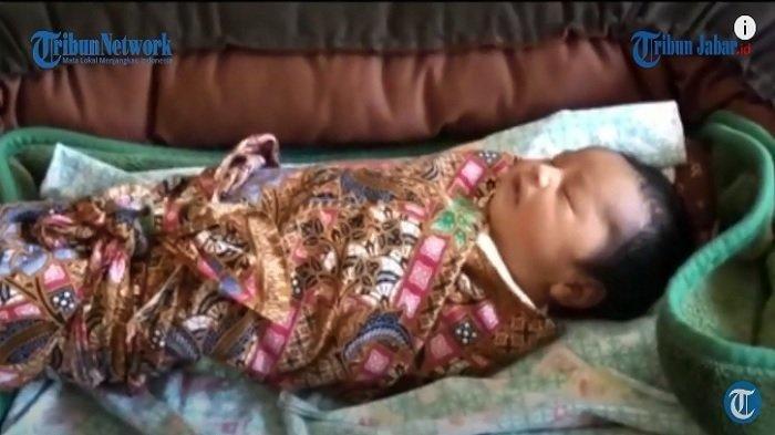 Foto Bayi yang dilahirkan Wanita bernama Siti Jainah yang melahirkan Tanpa Hamil di Cianjur.