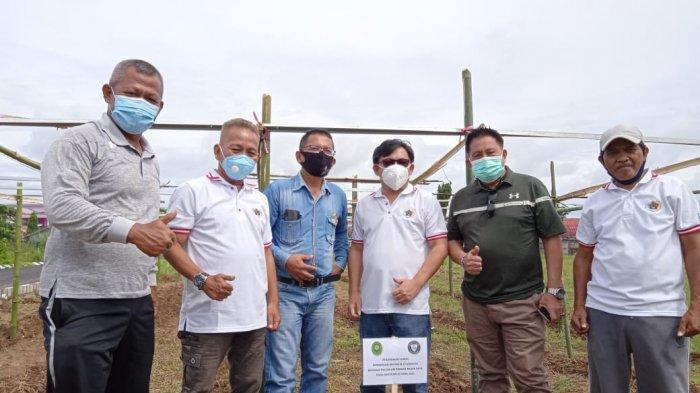 Foto bersama pimpinan Pengadilan Militer dan pengurus PWI Sulut seusai penanaman pohon menyambut Hari Pers Nasional