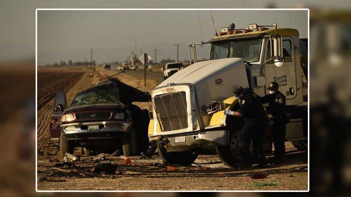 FOTO di Lokasi kecelakaan mengerikan di dekat Holtville, California, Amerika Serikat, pada 2 Maret 2021. Truk bermuatan penuh kerikil menabrak mobil SUV berisi 25 penumpang di persimpangan jalan. Kecelakaan ini menewaskan 13 orang dan lainnya luka-luka.