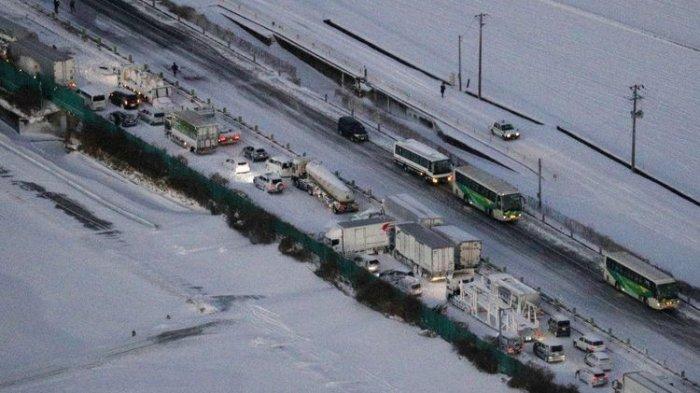 ILUSTRASI DAMPAK BADAI - FOTO Kecelakaan beruntun. Ada 134 mobil terlibat kecelakaan beruntun di jalan tol Tohoku, prefektur Miyagi, Jepang, pada Selasa (19/1/2021). Kecelakaan terjadi di tengah badai salju yang membatasi jarak pandang.(KYODO NEWS/YUTA OMORI via AP)