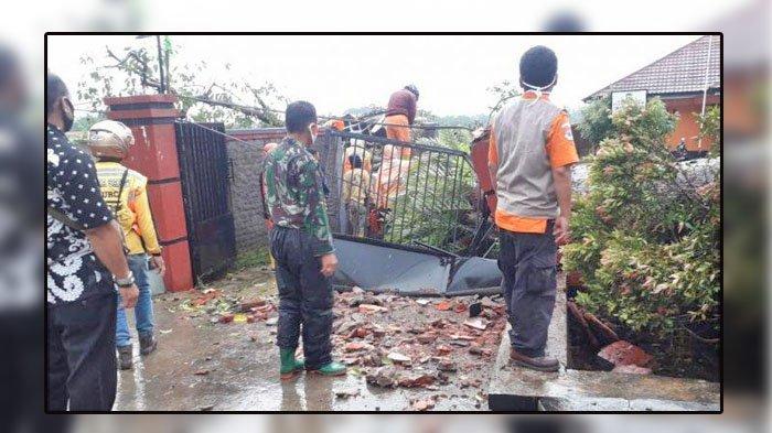 FOTO petugas berusaha mengevakuasi pohon tumbang di sejumlah titik di Kuningan akibat hujan angin, Kamis (4/3/2021).