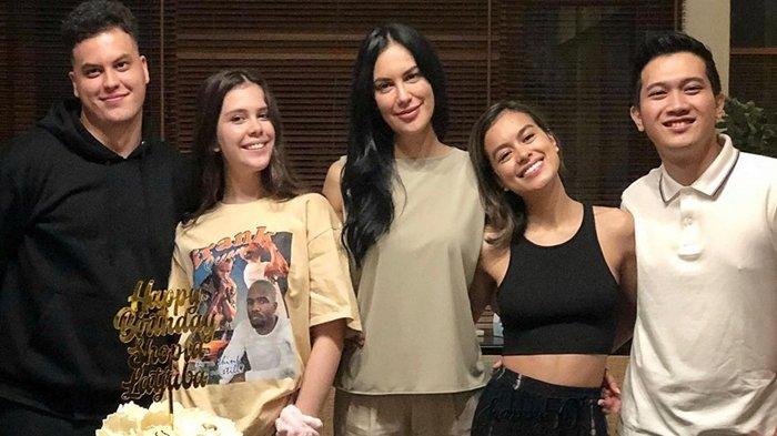 Foto Sophia Latjuba saat rayakan ulang tahun ke-50