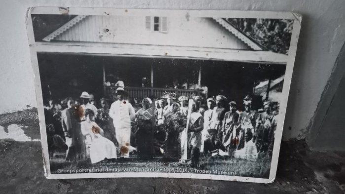 Foto yang ada di Rumah Raja Manganitu, Kabupaten Kepulauan Sangihe, Sulawesi Utara