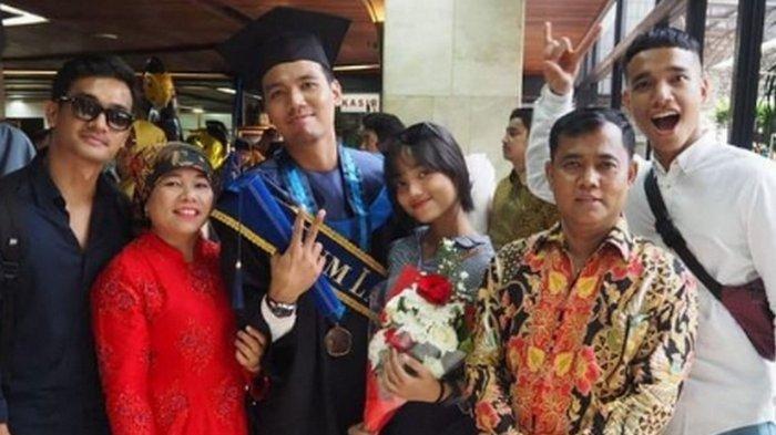Meski jarang disorot kamera, adik ipar Vanessa Angel, Frans Faisal mampu menjadi kebanggaan keluarga.
