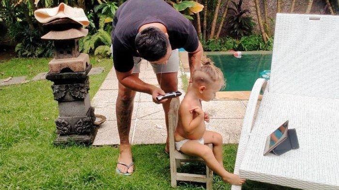 Gaston Castano memotong rambut anaknya