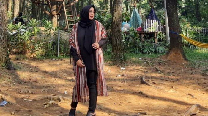 Potret terbaru pertama, menampilkan gaya Rina Gunawan saat mengunjungi tempat wisata Gunung Pancar