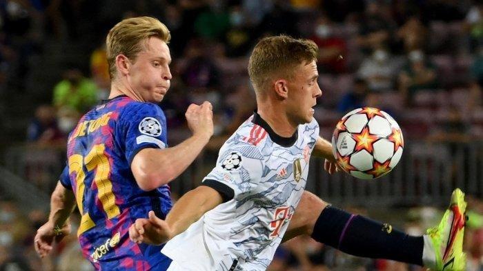 Gelandang Bayern Munich Jerman Joshua Kimmich (kanan) berebut bola Gelandang Barcelona dari Belanda Frenkie De Jong selama pertandingan sepak bola grup E putaran pertama Liga Champions UEFA antara Barcelona dan Bayern Munich di stadion Camp Nou di Barcelona pada 14 September 2021.