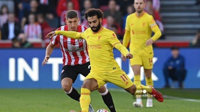 Gelandang Brentford Jerman Vitaly Janelt (kiri) bersaing dengan gelandang Liverpool Mesir Mohamed Salah selama pertandingan sepak bola Liga Premier Inggris antara Brentford dan Liverpool di Brentford Community Stadium di London pada 25 September 2021.