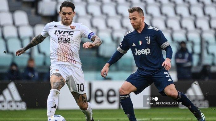 Gelandang Italia Benevento Nicolas Viola (kiri) dan gelandang Juventus dari Brasil, Arthur, mengejar bola selama pertandingan sepak bola Serie A Italia Juventus Turin vs Benevento pada 21 Maret 2021 di stadion Juventus di Turin. Marco BERTORELLO / AFP