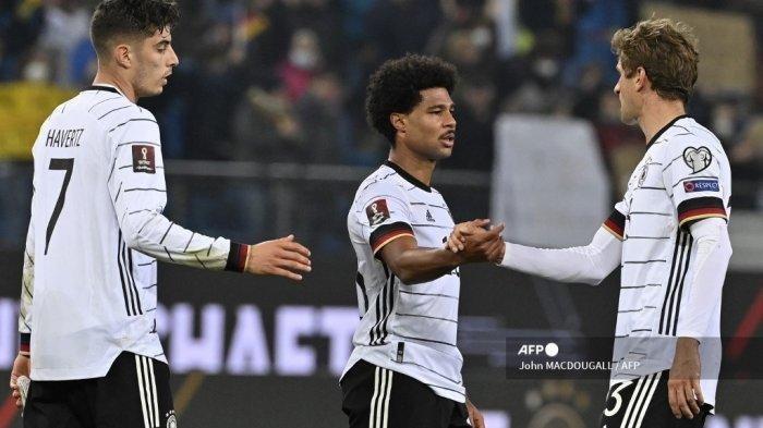Gelandang Jerman Kai Havertz, gelandang Jerman Serge Gnabry dan pemain depan Jerman Thomas Mueller merayakan di akhir pertandingan sepak bola Grup J kualifikasi Piala Dunia FIFA Qatar 2022 Jerman v Rumania, di Hamburg, Jerman utara, pada 8 Oktober 2021. Jerman memenangkan pertandingan dengan skor 2-1.