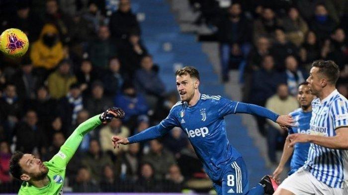 Gelandang Juventus, Aaron Ramsey mencetak gol kedua untuk timnya melewati kiper SPAL, Etrit Berisha (kiri) selama pertandingan sepak bola Serie A Italia SPAL vs Juventus pada 22 Februari 2020 di stadion Paolo-Mazza di Ferrara.