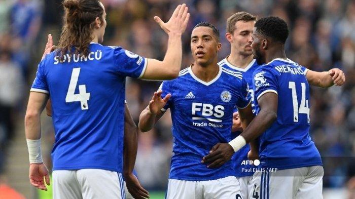 Gelandang Leicester City asal Belgia Youri Tielemans (tengah) merayakan gol pertama mereka dalam pertandingan sepak bola Liga Inggris antara Leicester City dan Manchester United di King Power Stadium di Leicester, Inggris tengah pada 16 Oktober 2021