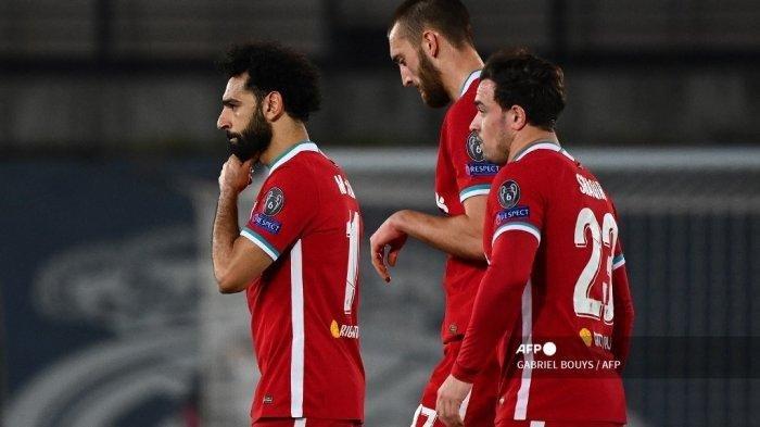 Gelandang Liverpool Mesir Mohamed Salah, bek Inggris Liverpool Nathaniel Phillips dan gelandang Liverpool Swiss Xherdan Shaqiri bereaksi pada akhir pertandingan sepak bola perempat final leg pertama Liga Champions UEFA antara Real Madrid dan Liverpool di stadion Alfredo di Stefano di Valdebebas pada pinggiran Madrid pada 6 April 2021. GABRIEL BOUYS / AFP