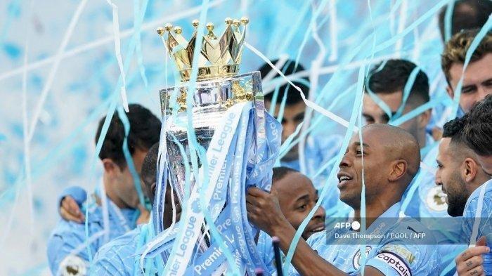 Gelandang Manchester City Brazil Fernandinho mengangkat trofi Liga Inggris pada upacara penghargaan usai pertandingan sepak bola Liga Utama Inggris antara Manchester City dan Everton di Stadion Etihad di Manchester, Inggris barat laut, pada 23 Mei 2021.