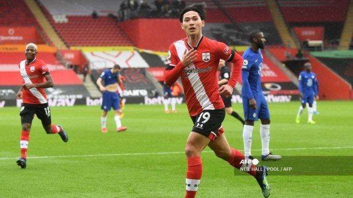 Gelandang Southampton Jepang Takumi Minamino merayakan mencetak gol pertama timnya selama pertandingan sepak bola Liga Premier Inggris antara Southampton dan Chelsea di St Mary's Stadium di Southampton, Inggris selatan pada 20 Februari 2021.