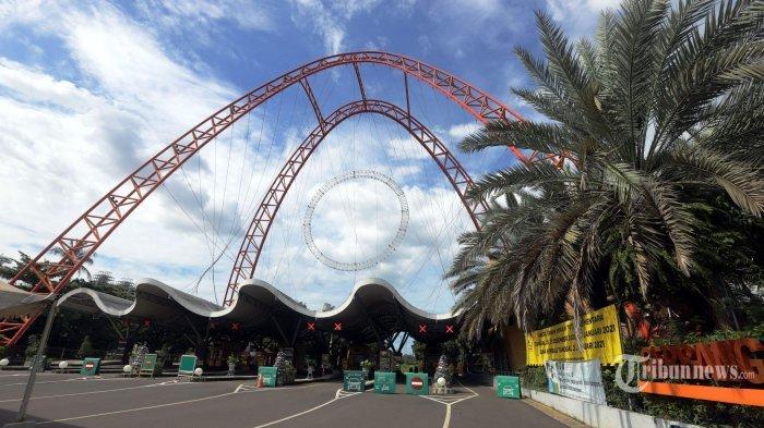 Gerbang utama Ancol, Jakarta Utara, ditutup dan terlihat suasana sepi pada libur Natal, Jumat (25/12/2020). Sejumlah tempat wisata di DKI Jakarta ditutup seperti TMII, Ancol, dan Taman Margasatwa Ragunan pada 25 Desember 2020, 31 Desember 2020, dan 1 Januari 2021 untuk menghindari lonjakan kasus positif Covid-19 pascalibur Natal dan Tahun Baru. Tribunnews/Herudin