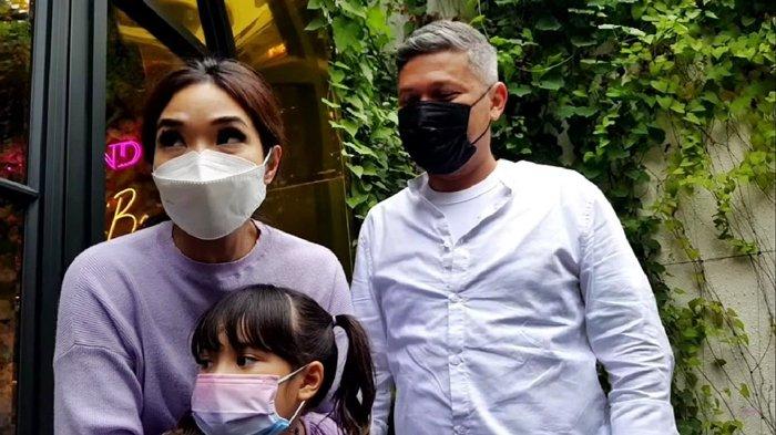 Gibran Marten Tanggapi Isu Rujuk Gading dan Gisel. Foto Gading dan Gisel bersama Gempita.