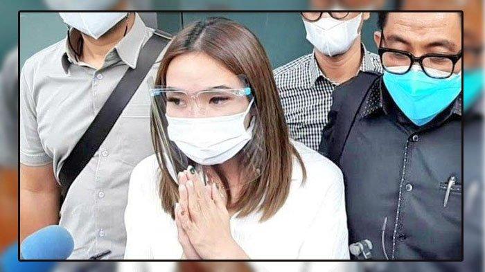 Gisella Anastasia didampingi pengacaranya saat berada di Polda Metro Jaya, Semanggi, Jakarta Selatan, Rabu (23/12/2020).