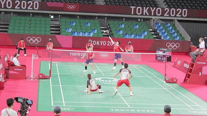 Greysia Polii sampai terjatuh-jatuh di lantai pertandingan. Live Streaming Indosiar dan TVRI Final Ganda Putri Bulutangkis Olimpiade Tokyo 2021, Greysia Polii/Apriani Rahayu vs Chen Qingchen/Jia Yifan