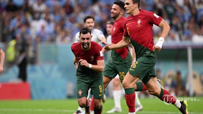 Gelandang Portugal Bruno Fernandes (Tengah) merayakan gol kedua timnya selama pertandingan sepak bola Grup H Piala Dunia 2022 Qatar antara Portugal dan Uruguay di Stadion Lusail di Lusail, utara Doha. Senin (28 November 2022). (Kirill KUDRYAVTSEV / AFP)
