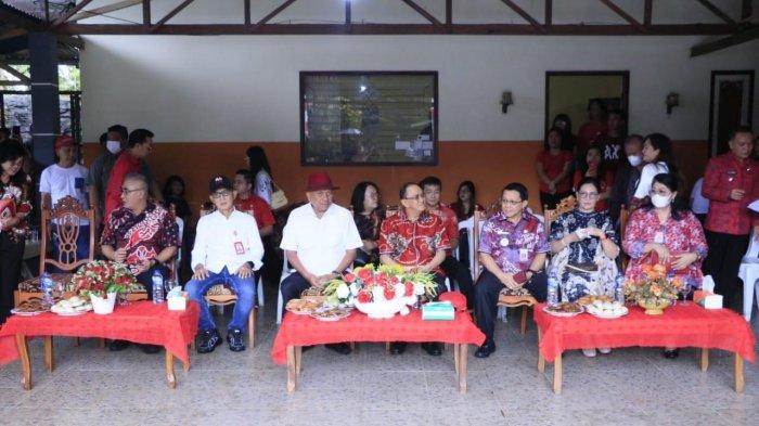 Gubernur Sulawesi Utara, Olly Dondokambey mengunjungi masyarakat terdampak kerugian gagal panen Budidaya Ikan Mujair di Desa Eris, Kecamatan Eris, Kabupaten Minahasa,