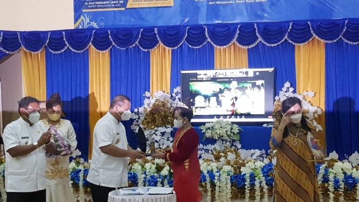 Gubernur Sulwesi Utara, Olly Dondokambey diwakili Staf Ahli Gubernur Bidang Kemasyarakatan Sumber Daya Manusia, Dr Jetty Pulu MSi menghadiri syukuran satu tahun kepemimpinan Bupati dan Wakil Bupati Kepulauan Talaud, pada Jumat (26/02/2021).
