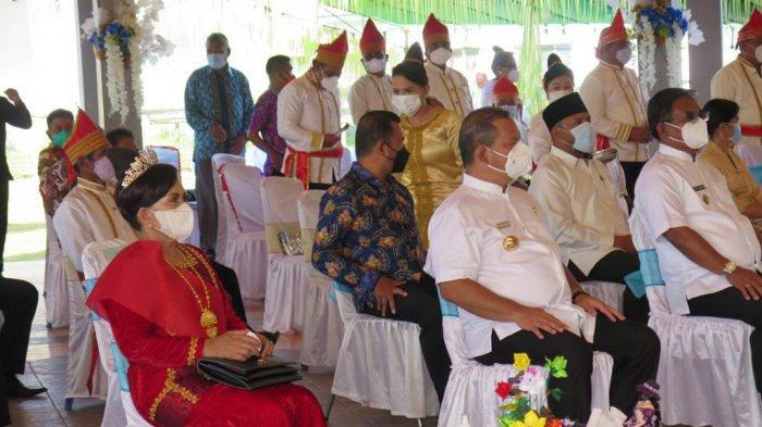 Gubernur Sulwesi Utara, Olly Dondokambey diwakili Staf Ahli Gubernur Bidang Kemasyarakatan Sumber Daya Manusia, Dr Jetty Pulu MSi menghadiri syukuran satu tahun kepemimpinan Bupati dan Wakil Bupati Kepulauan Talaud, pada Jumat (26/02/2021).