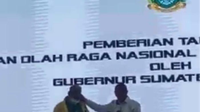 Gubernur Sumatera Utara Edy Rahmayadi menjewer dan mengusir pelatih biliar, Coki Aritonang, saat acara penyerahan bonus kepada atlet dan pelatih berprestasi di Pekan Olahraga Nasional (PON) Papua XX, Senin (27/12/2021).