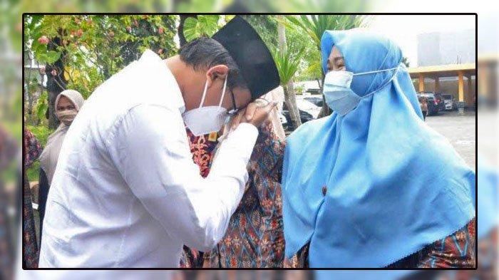 Gus Muhdlor meminta restu para guru SMAN 4 Sidoarjo menjelang pelantikannya sebagai Bupati Sidoarjo.