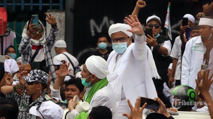 Pemimpin FPI Habib Rizieq Shihab saat menyapa pendukung dan simpatisan saat tiba di sekitar markas FPI, Petamburan, Jakarta Pusat (10/11/2020). Muhammadiyah minta ketegasan pemerintah soal penegakkan aturan protokol kesehatan di tengah pandemi Covid-19.