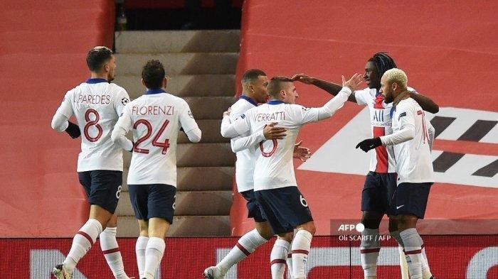 Hasil Liga Champions tadi malam, Juventus dan Barcelona pesta gol - Penyerang Brasil Paris Saint-Germain Neymar (kanan) merayakan bersama rekan satu timnya setelah mencetak gol pertama timnya selama pertandingan sepak bola grup H Liga Champions UEFA antara Manchester United dan Paris Saint Germain di Old Trafford di Manchester, barat laut Inggris, pada 2 Desember 2020 . Oli SCARFF / AFP