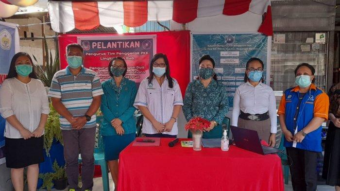 Foto Bersama Lurah Paniki Dua I Gusti Sudarmadja, Deiske Gusti Pangalila selaku ketua Tim Penggerak PKK Paniki Dua, Ketua PKK Lingkungan 2 Nona Wisye Mailangkay serta Kepala Lingkungan 2 Sherly Kusoy.