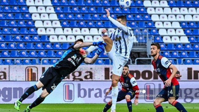 HASIL Cagliari vs Juventus Liga Italia - Penjaga gawang Cagliari dari Italia, Alessio Cragno (kiri) dan penyerang Portugal dari Juventus Cristiano Ronaldo (tengah) mengejar bola selama pertandingan sepak bola Serie A Italia Cagliari vs Juventus pada 14 Maret 2021 di Sardegna Arena di Cagliari. Alberto PIZZOLI / AFP