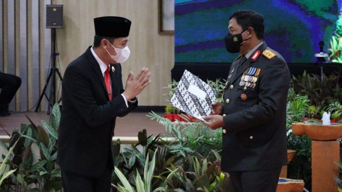 Iskandar Kamaru Bupati Bolsel ketika menerima penghargaan dari Kapolda Sulut Irjen Pol Nana Sudjana.