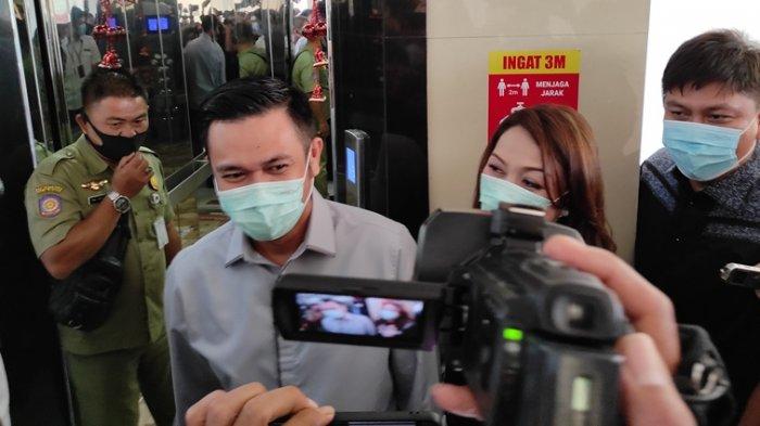 Michaela Elsiana Paruntu (MEP) dan James Arthur Kojongian (JAK) usai memenuhi panggilan BK DPRD Sulut, Rabu (03/02/2021). (Tribun Manado / Fernando Lumowa
