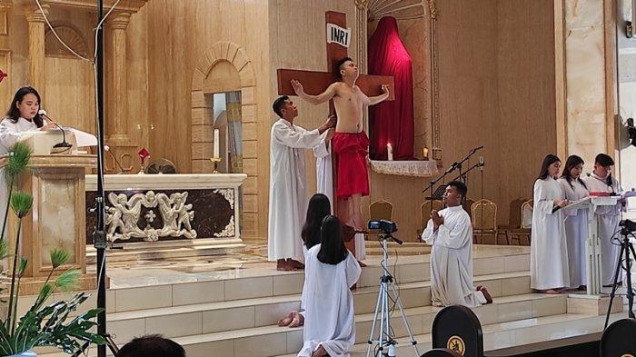Jalan Salib Paroki Santo Ignatius Manado berlangsung dalam protokol Covid-19.