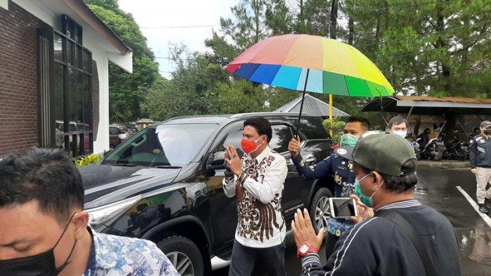 Jemmy Ringkuangan tiba di Kantor Wali Kota Tomohon