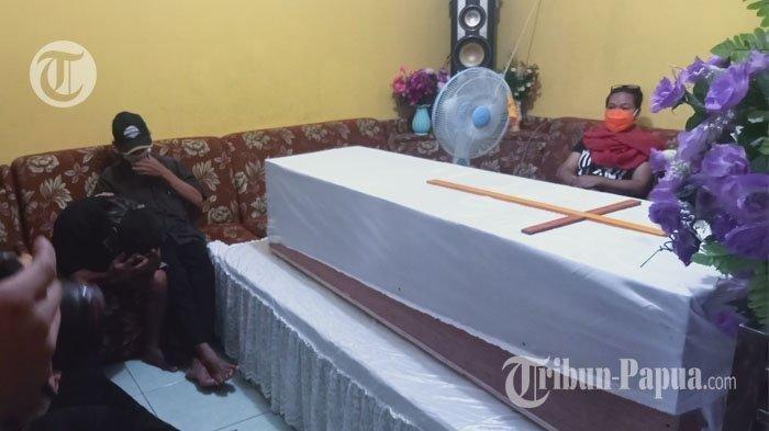 Jenazah Samsul Sattu (45) korban penembakan Kelompok Kriminal Bersenjata (KKB) Papua, tiba di rumah duka, Kamis (28/4/2022) pagi.