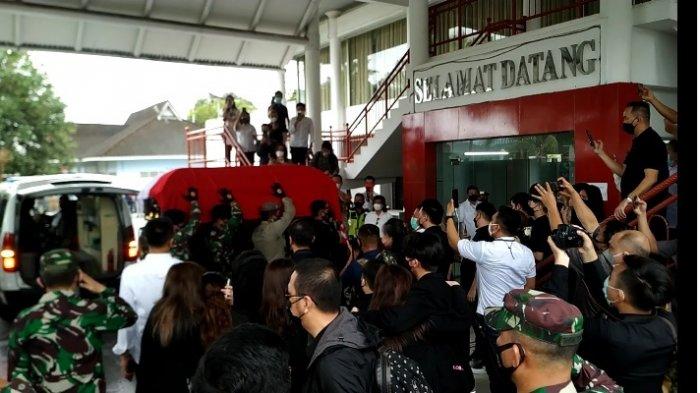 Jenzah Mantan Gubernur Sulut Sinyo Harry Sarundajang tiba di Manado