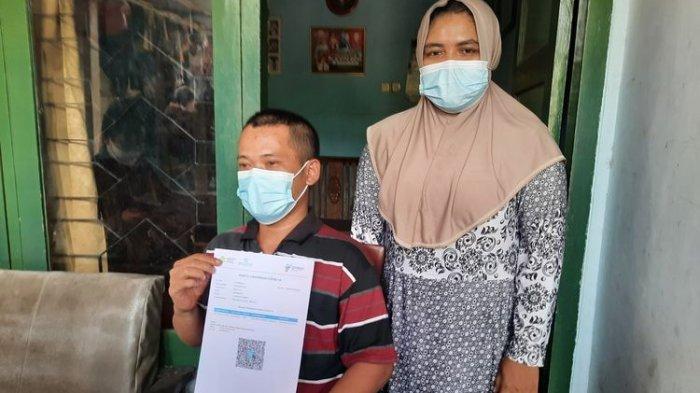 Joko Santoso (38) didampingi istrinya, Titik Andayani saat ditemui di kediamannya, Kamis (2/12/2021).