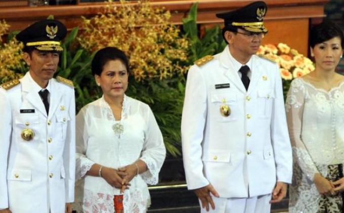 Gubernur DKI Jakarta, Joko Widodo (Jokowi) beserta istri dan Wakil Gubernur DKI Jakarta, Basuki Tjahja Purnama (Ahok) beserta istri usai pelantikan pada rapat paripurna istimewa DPRD DKI Jakarta, Senin (15/10/2012). Jokowi dan Ahok menjabat sebagai gubernur dan wakil gubernur DKI Jakarta untuk periode 2012-2017.