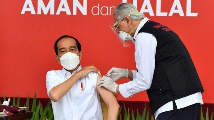 Presiden Joko Widodo saat mendapat suntikan pertama vaksin Covid-19 di Istana Kepresidenan pada Rabu (13/1/2021). Penyuntikan ini sekaligus menandai program vaksinasi Covid-19 di Indonesia.(ISTANA PRESIDEN/AGUS SUPARTO)