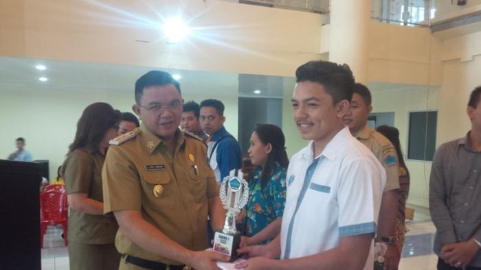 Joppy Lengkong saat menyerahkan hadiah.