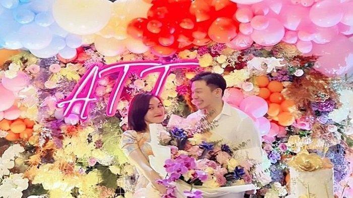 Jordi Onsu memberikan bunga ke Ayu Ting Ting saat pesta ulang tahun.