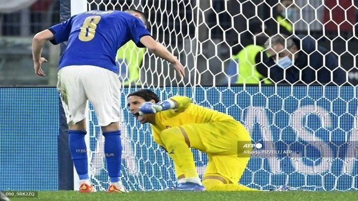 Gelandang Italia Jorginho (3rdL) bereaksi di sebelah kiper Swiss Yann Sommer setelah gagal mengeksekusi penalti selama pertandingan sepak bola Grup C kualifikasi Piala Dunia Qatar 2022 antara Italia dan Swiss pada 12 November 2021 di stadion Olimpiade di Roma.