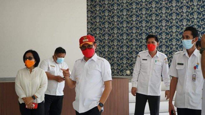 Bupati Minahasa Utara (Minut) Joune Ganda meninjau langsung lokasi gedung yang akan digunakan masyarakat untuk isolasi mandiri (isoman), Rabu (28/7/2021).