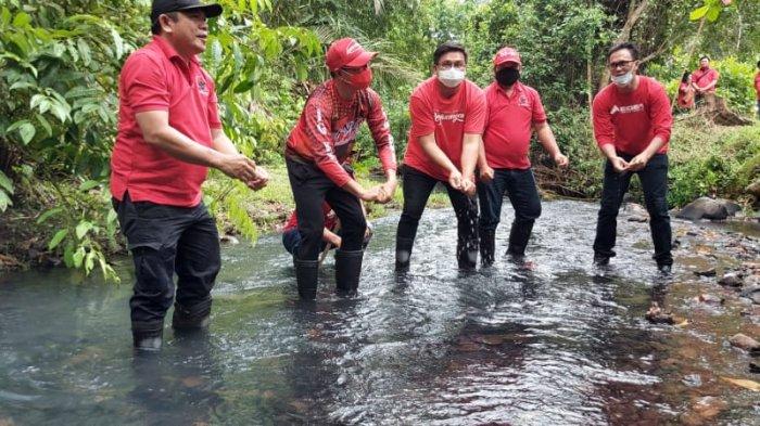 Joune Ganda dan Kevin Lotulung saat melakukan penanaman bibit pohon Sabtu (23/1/2021)